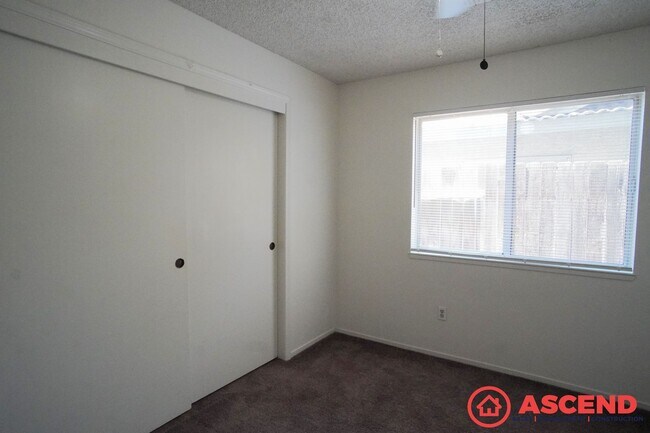Building Photo - Lovely Home In Southwest Bakersfield!
