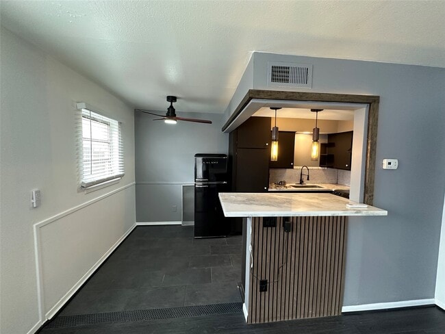 Building Photo - 1906 Binz St