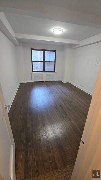 Building Photo - 5th AVE & 9th St spacious 1BR/1BA in High ...