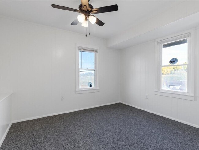 Building Photo - Updated 2 Bed, 1.5 Bath Home in Carrick For Rent – Move-In Ready