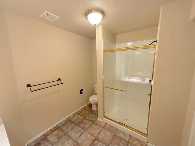 Building Photo - 5 Bedroom Home Available Near Rangewood Dr & Vickers Dr!