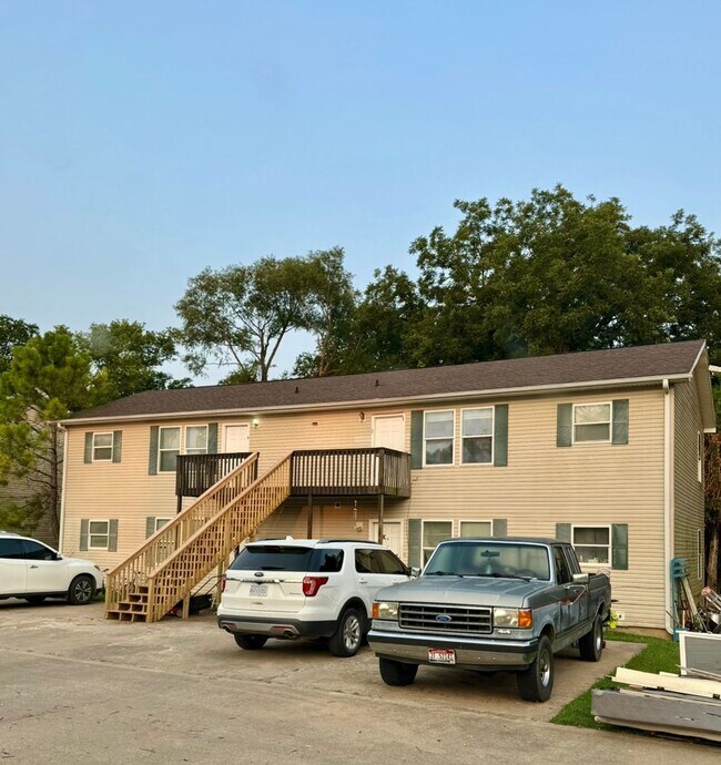 Building Photo - 777 Hilltop Dr