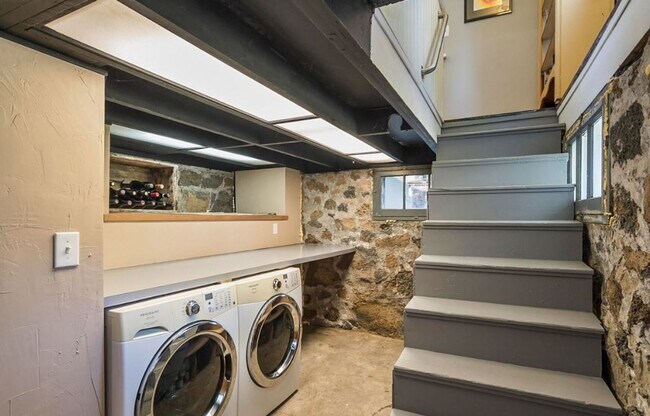 Building Photo - Charming Bungalow In the Heart of Downtown, Furnished 2 Bedroom/1 Bath.