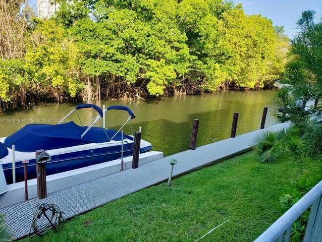 Building Photo - 1860 Venice Park Dr