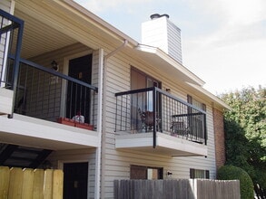 Building Photo - Spacious 1 Bedroom condo close to campus!