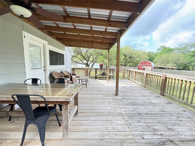 Building Photo - 879 Christmas Rd