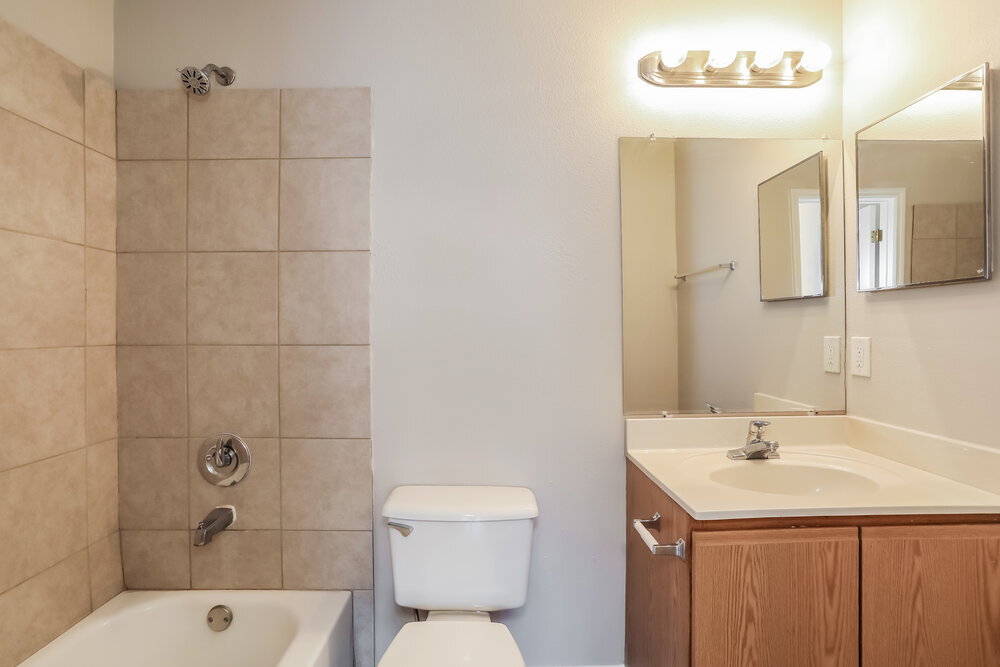 Building Photo - 5633 English Oak Dr S