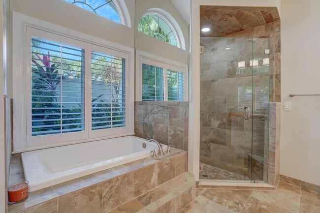 Building Photo - 8951 SE Marina Bay Dr