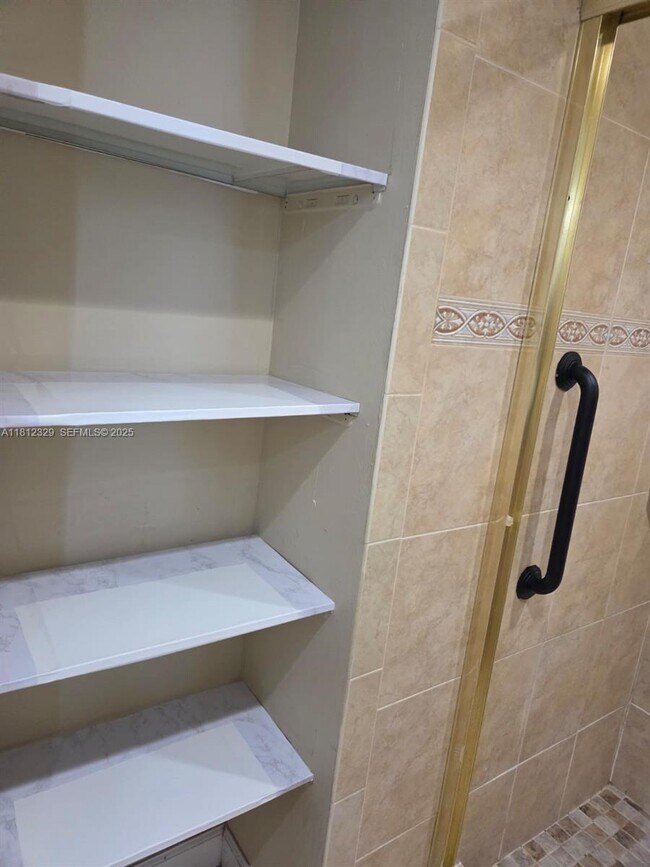 Building Photo - 3750 Inverrary Dr