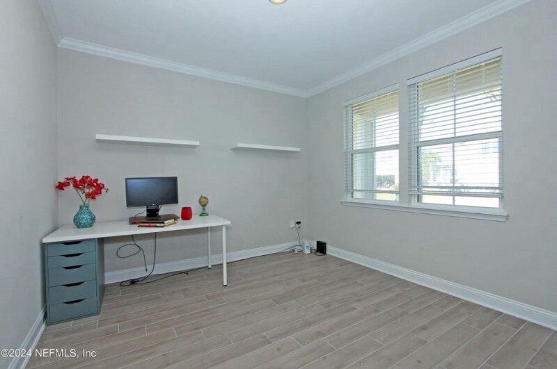 Building Photo - 242 Silverleaf Village Dr