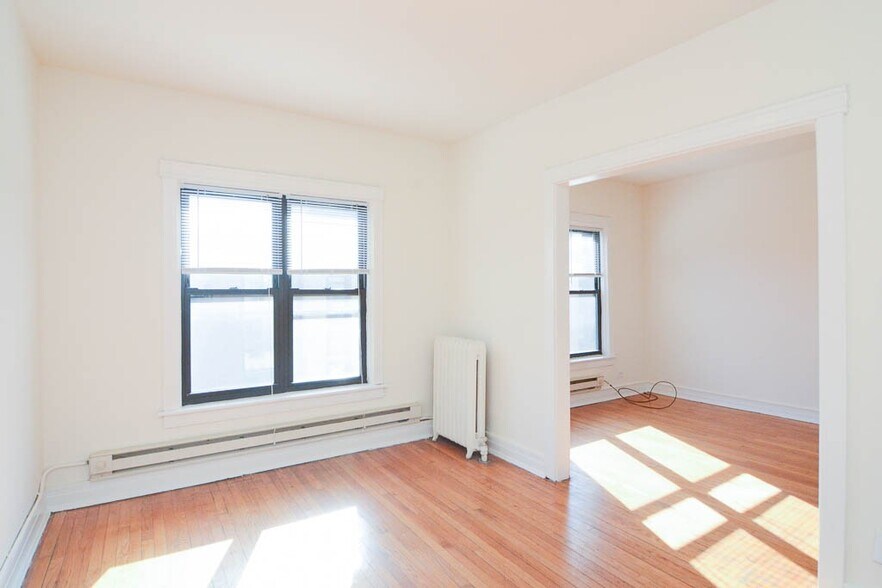 Building Photo - 832 W Waveland