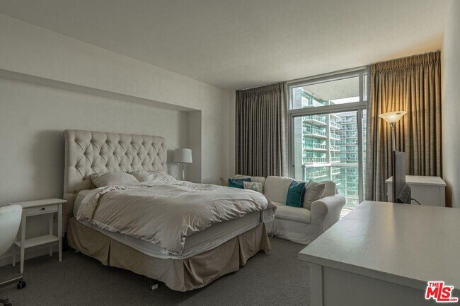 Building Photo - 13700 Marina Pointe Dr