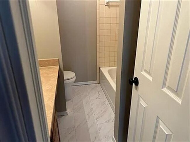 Building Photo - Nice home with 3 Bedrooms, 2 Baths