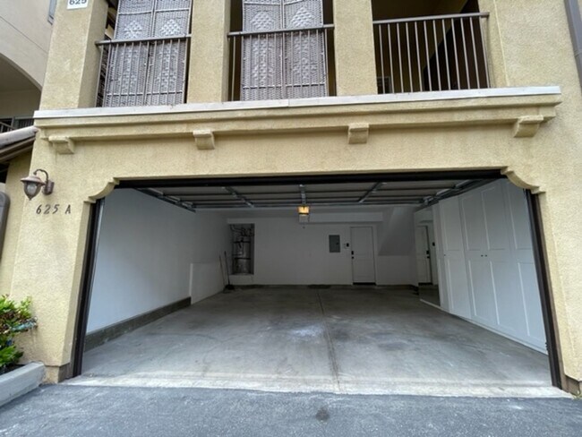 Building Photo - Rent Special - 2 weeks free rent!! 3 bedro...