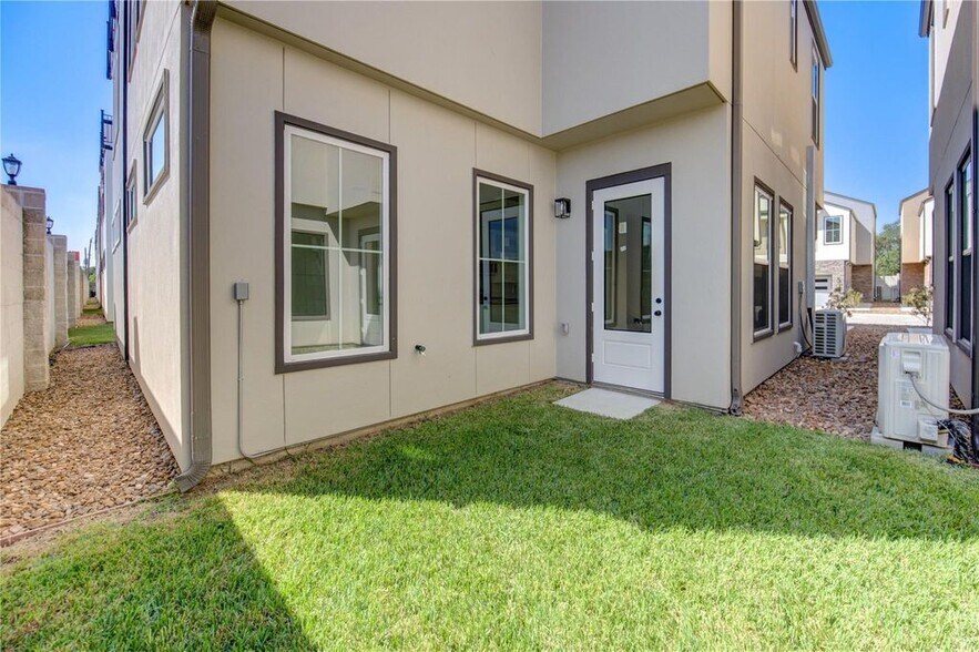 Building Photo - 2919 El Fenice Ln