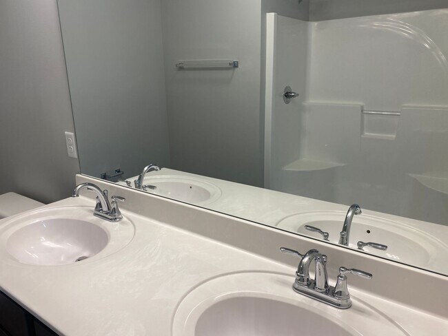 Building Photo - Spacious 3BR Townhome with Modern Finishes & Lawn Care Included!