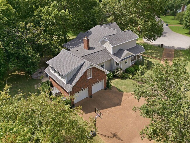 Building Photo - 1733 Carriage Ct