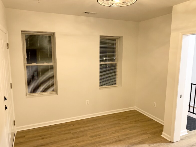 Building Photo - 1600 S Charles St