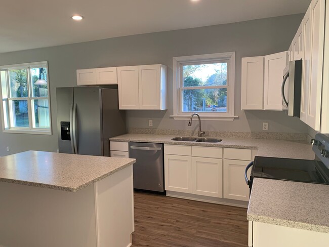 Building Photo - 3 Bedroom  2.5 Bath  with nice open yard!