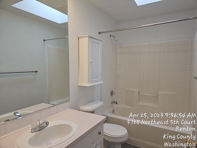 Building Photo - Renton highlands 2 story home for rent, 3 bedroom 2.5 bath with 2 car garage, Avail April 15th!