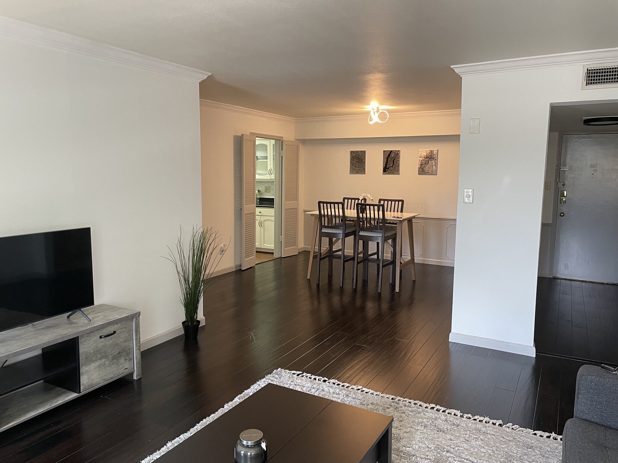 Dining Area - 361 N Post Oak Ln