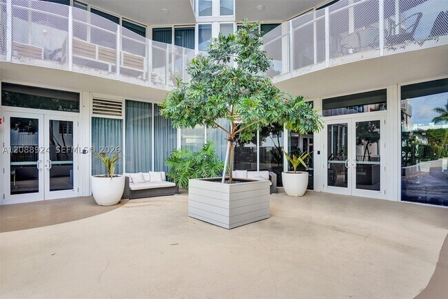 Building Photo - 310 W Park Dr