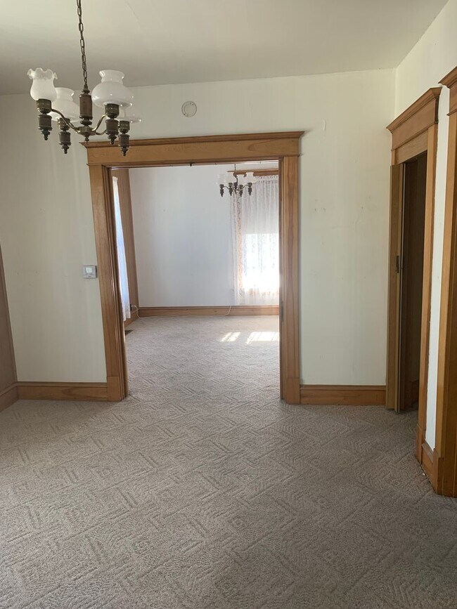 Building Photo - CEDAR FALLS 3BR house w garage, fenced yard, central air