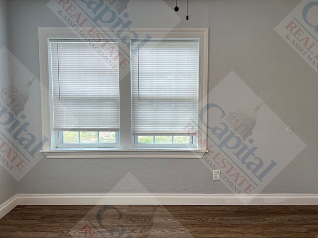 Building Photo - Charming 3 Bedroom