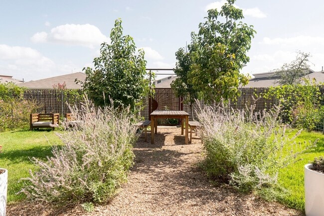 Building Photo - 7716 Jacobean WY