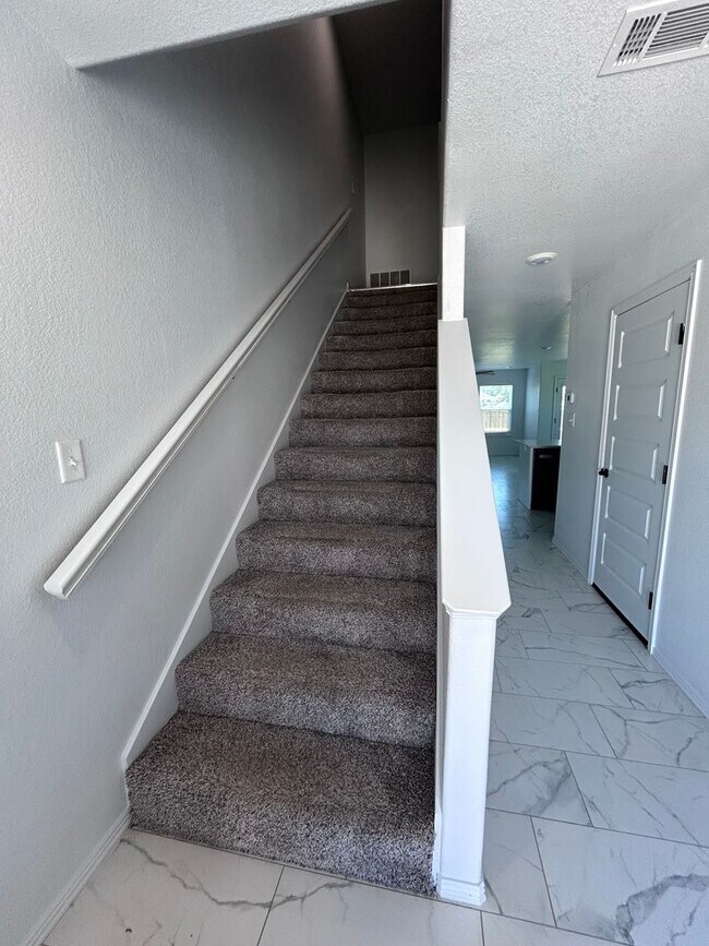 Building Photo - COX-NORTHRIDGE DR-2