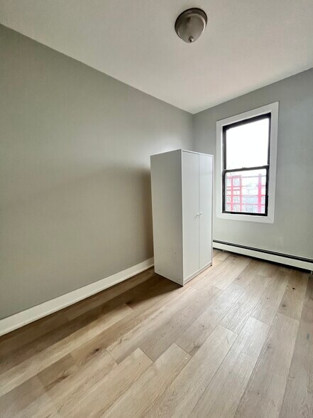 122 Randolph Ave 3R - 120 Randolph Ave