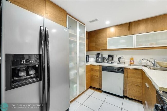 Building Photo - 3140 S Ocean Dr