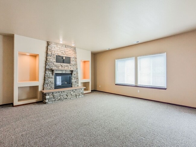 Building Photo - Spacious 4 bed/2.5bth Home W/ New Carpet &...