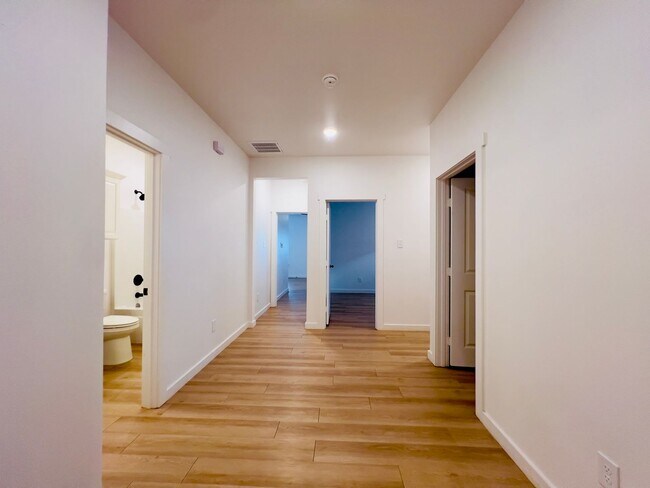 Building Photo - PRE-LEASING FOR A JULY MOVE-IN: Spacious 3-Bedroom Townhouse Near Texas Tech