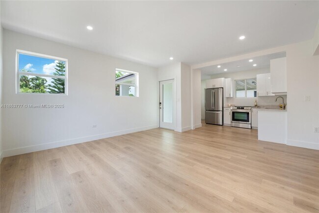 Building Photo - 2811 SW 65th Ave