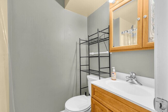 Building Photo - Beautifully Updated End-Unit Townhome in P...