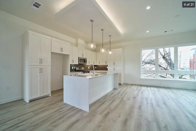 Building Photo - 313 College Ave