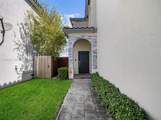 Building Photo - 1411 SE 26th Rd