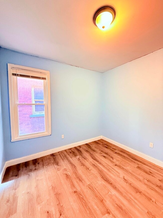 Building Photo - 3 Bed, 1 Bath Home with Modern Amenities / Vouchers Accepted / Available Now!