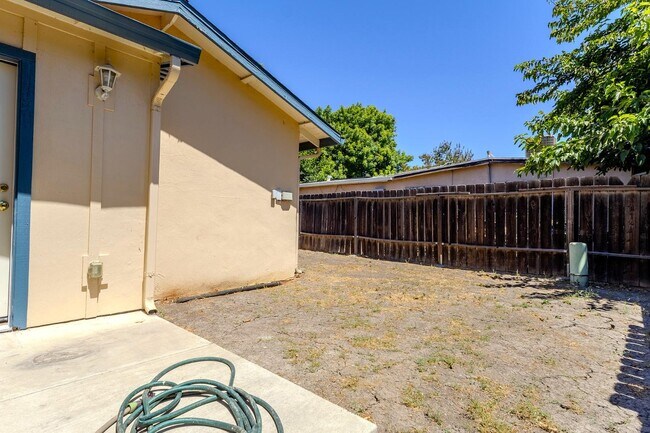 Building Photo - 6522 Maywood Ln