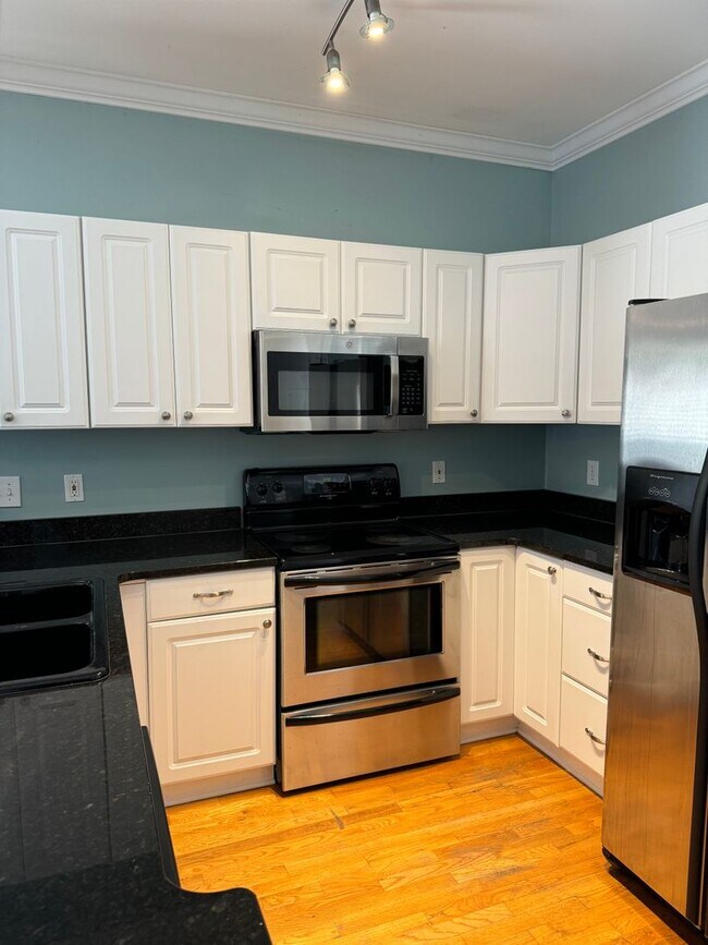 Building Photo - Price & Location!