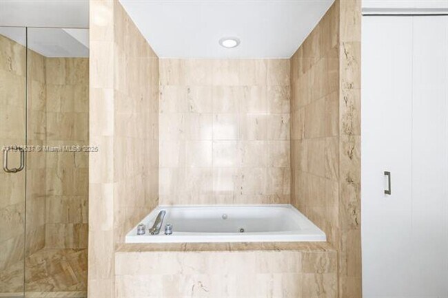 Building Photo - 1800 Sunset Harbour Dr