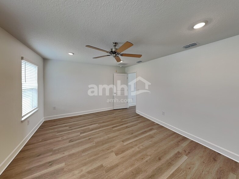 Building Photo - 3316 Muscatine Ave