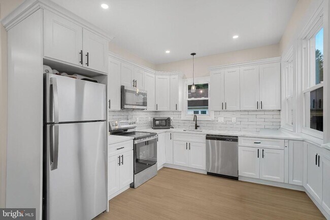 Building Photo - 75 Dreamland Park Dr