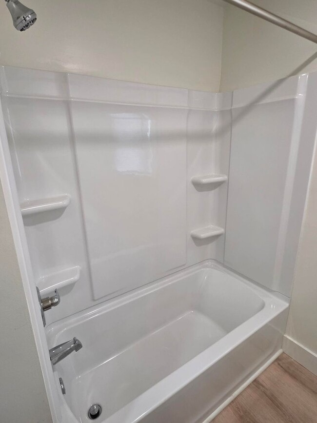 Building Photo - 3 bedrooms 2 bath