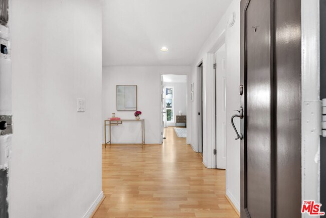 Building Photo - 11789 Montana Ave