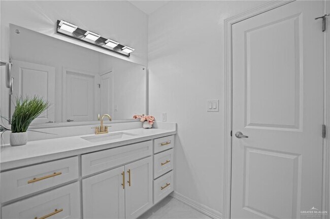 Building Photo - 5812 Pelican Ave