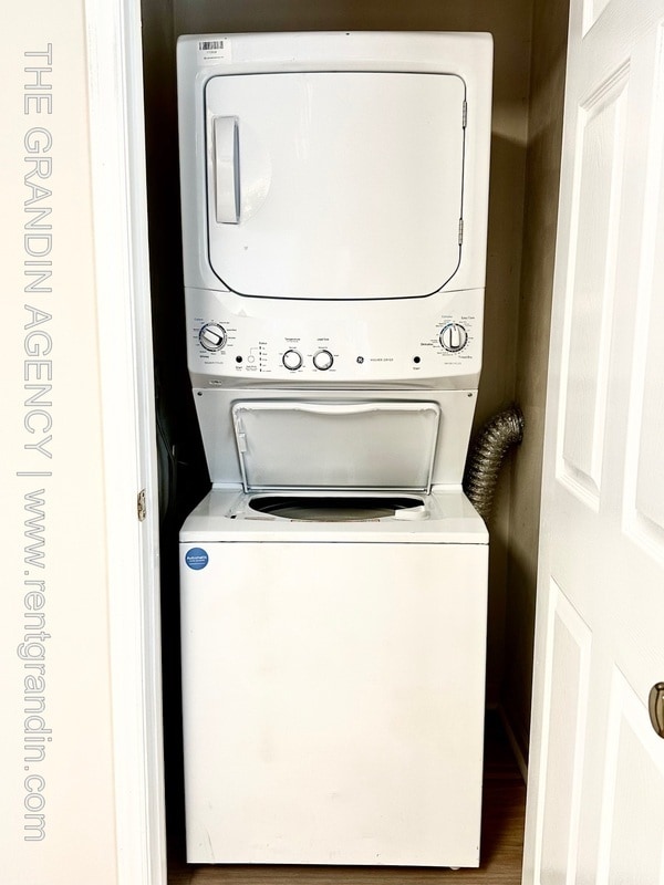 Building Photo - 102 Lakehurst Ave