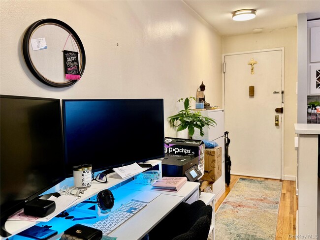 Building Photo - 100 Lincoln Ave