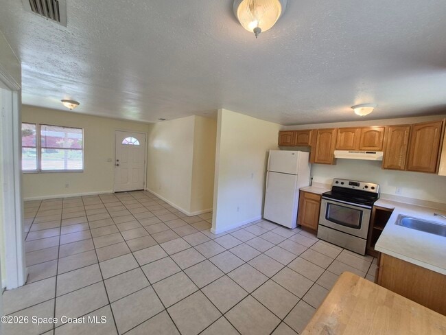 Building Photo - 819 Cedar Dr